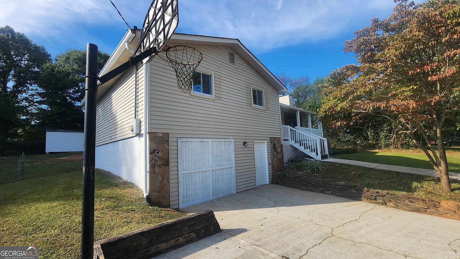 217 Village Way photo 1