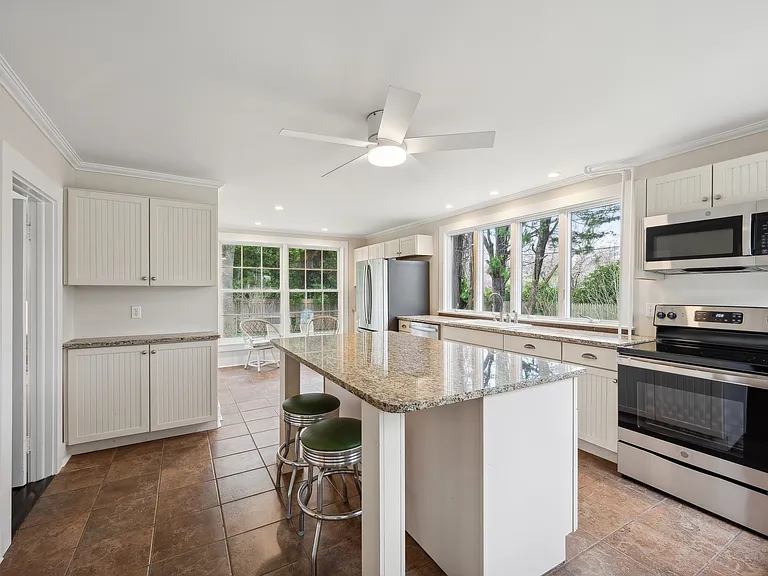 42 Osborne Ln — Photo 4