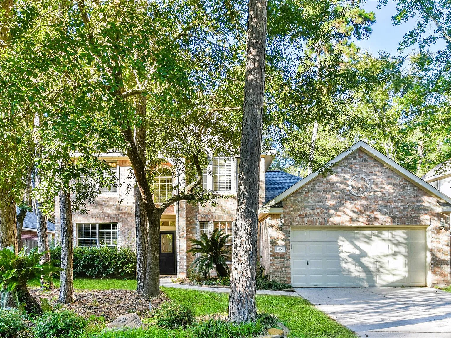 4 bed, 2.5 bath, 2398 sqft, $2,950 — Photo 2