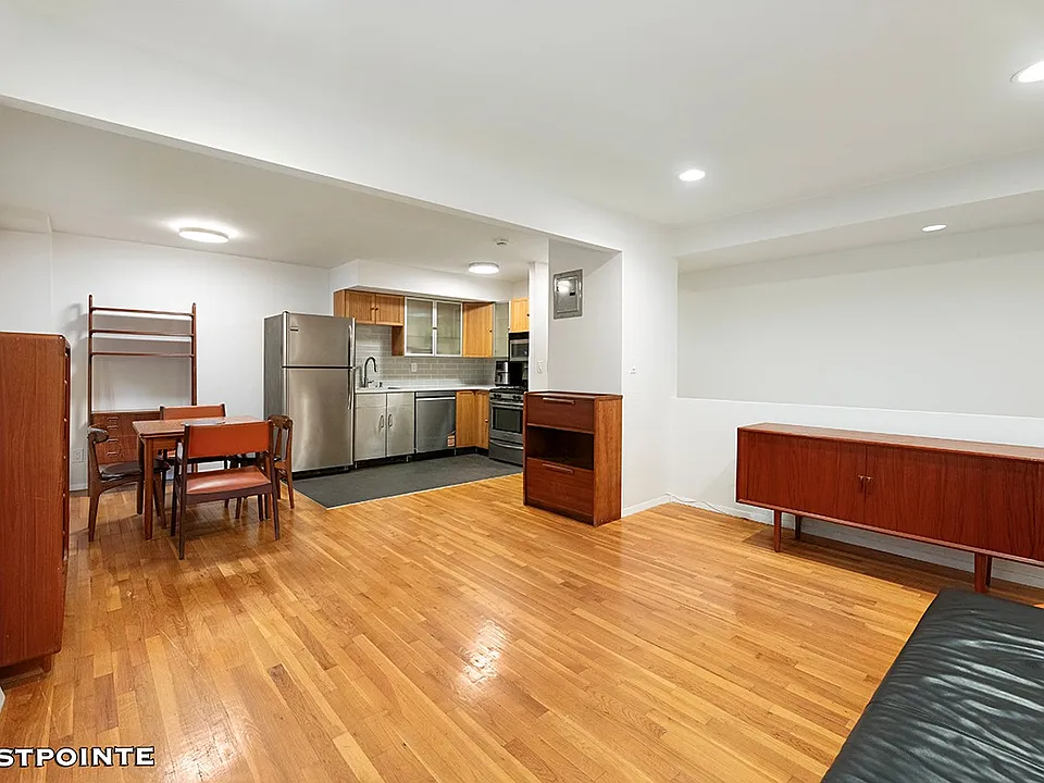 445 W 19th St