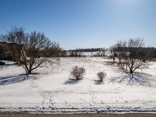 8915 Overlook Dr, Roscoe, IL 61073