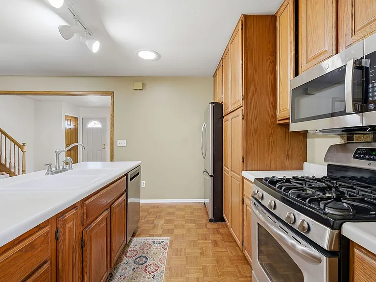 409 Kensington Dr — Photo 4