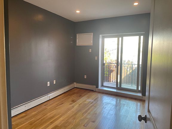 5th image of 209 Bay 17th St #2