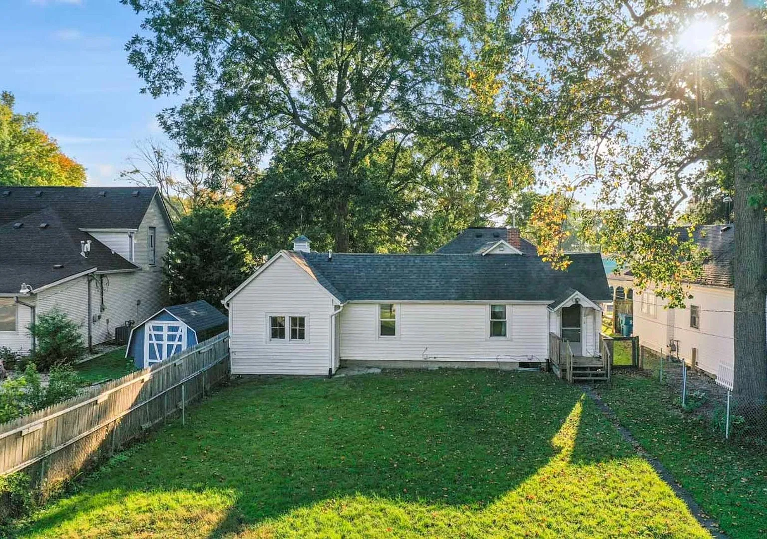 3 Bedroom, 2 Bath with Fenced in Backyard. Close to downtown! — Photo 2