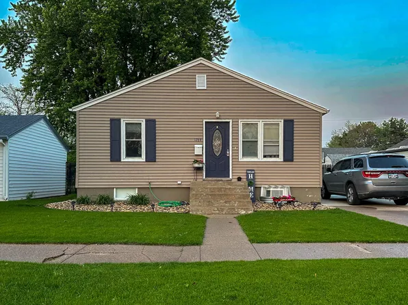 1264 Iowa Ave SE, Huron, SD 57350