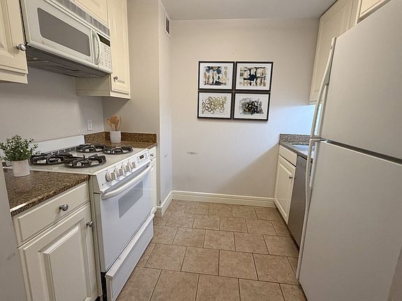 4th image of 3 Avery St Unit 608