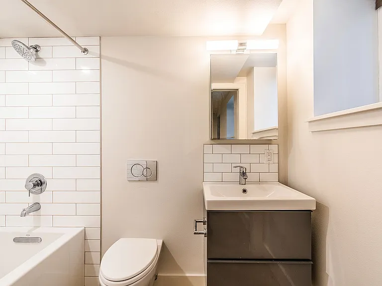 423 Terry Apartment — Photo 26