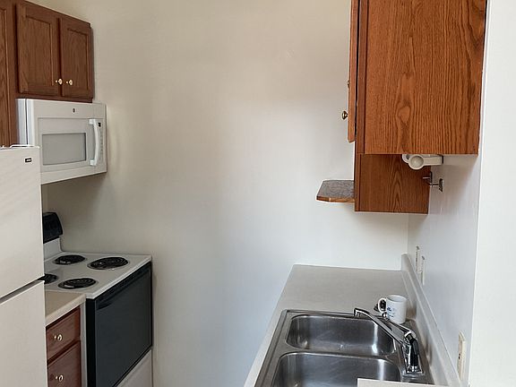 3rd image of 225 W 9th St APT 5