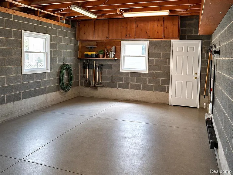 2111 W Forteen Mile Rd — Photo 18