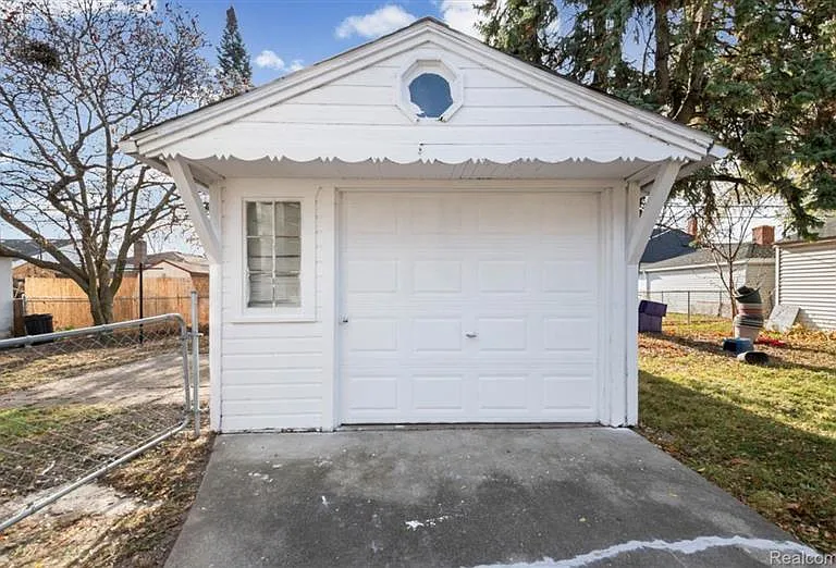 8060 Edward Ave — Photo 24