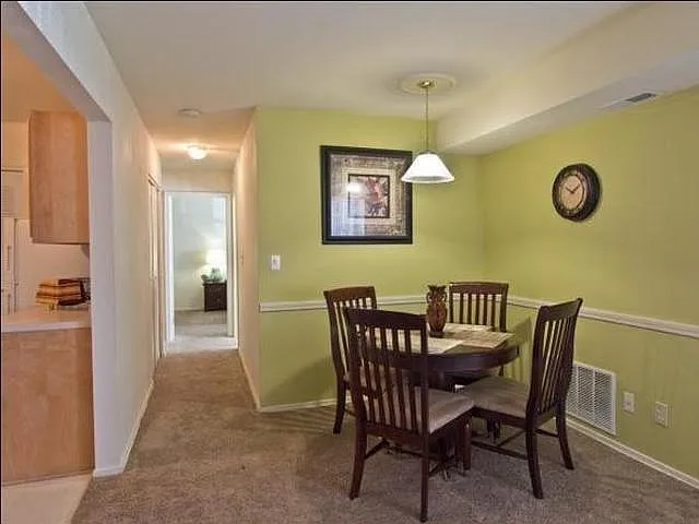 272 W Bay Ave — Photo 2