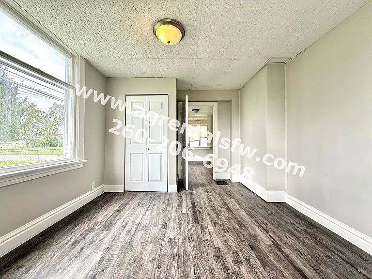 2720 Queen St — Photo 5