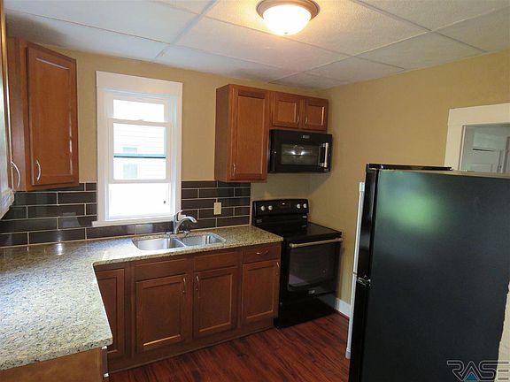 3rd image of 815 W 7th St