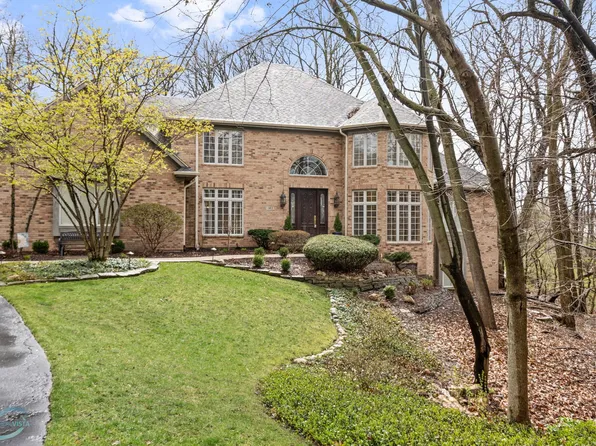 143 Indianwood Ln, Indian Head Park, IL 60525