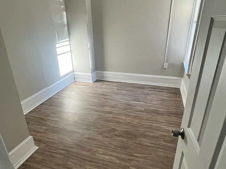 1726 Memorial Ave — Photo 5