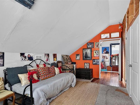 4th image of 834 Josephine St