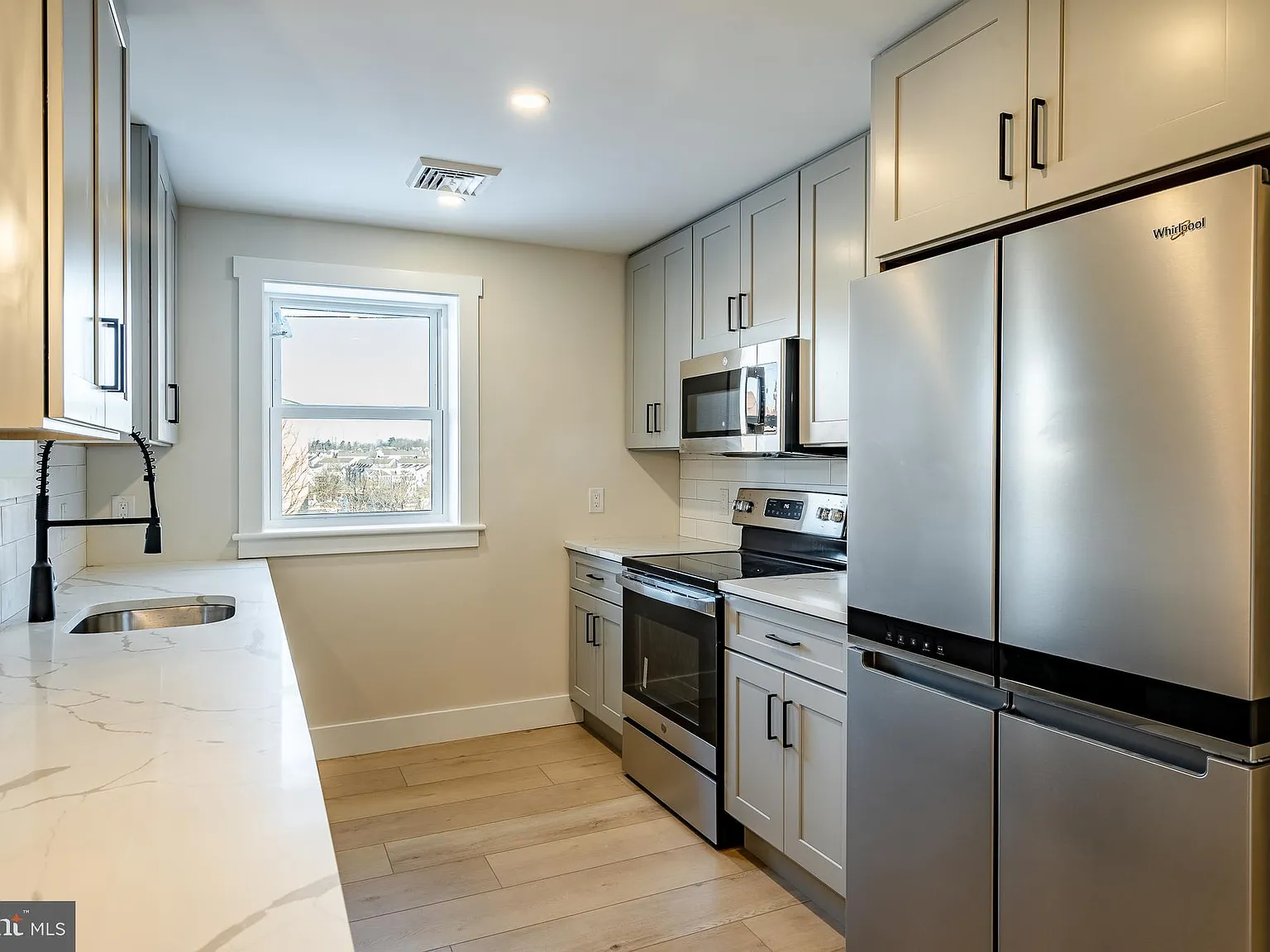 2 bed, 800 sqft, $2,295 — Photo 2