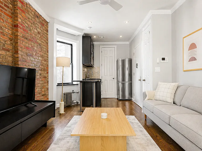 231 E 4th St #B1 — Photo 3