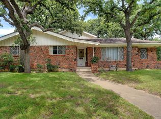 520 Circleview Dr S, Hurst, TX 76054