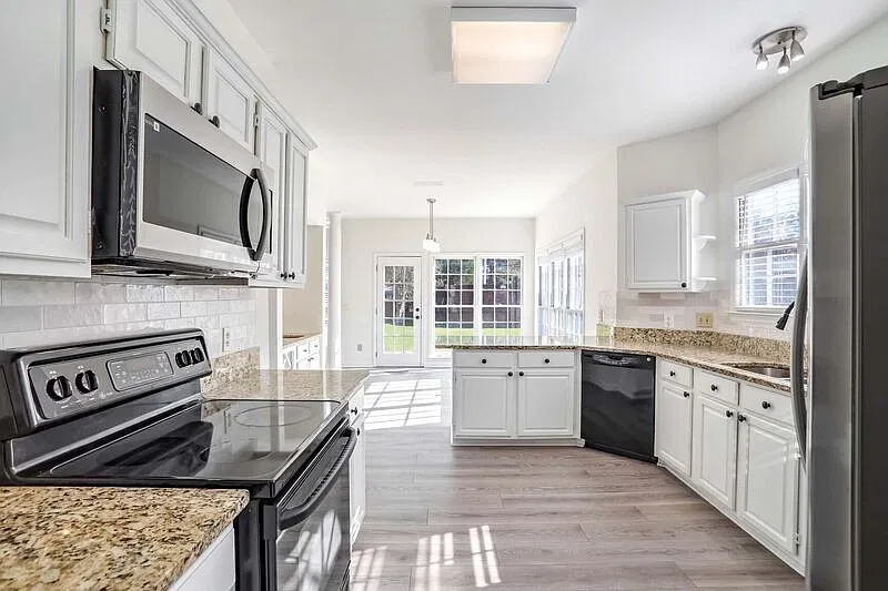 4 bed, 2.5 bath, 2505 sqft, $2,850 — Photo 4
