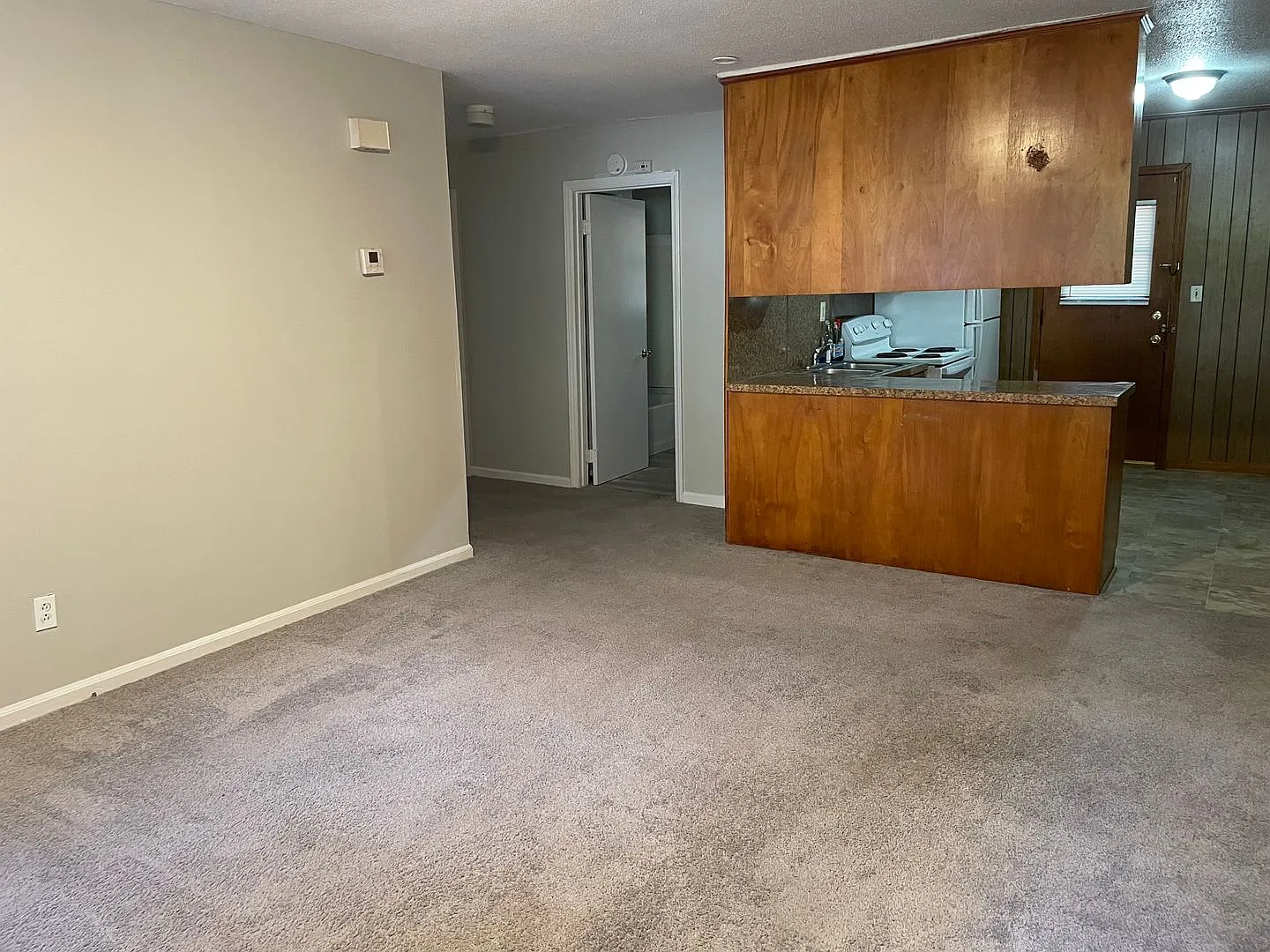 Available Now! Two bedroom apartment !! — Photo 3