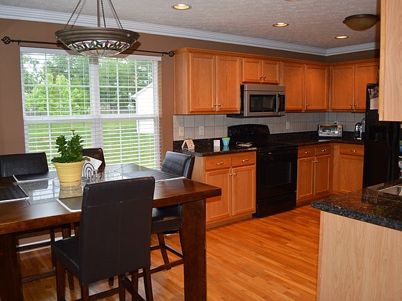 3rd image of 221 White Oak Ct