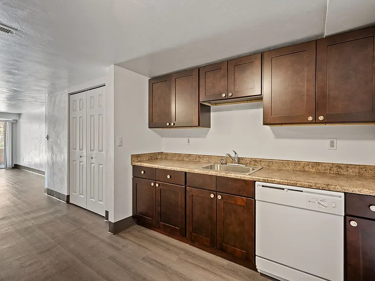 Landmark Apartments — Photo 5
