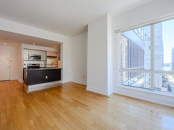 3rd image of 350 W 42nd St #18V
