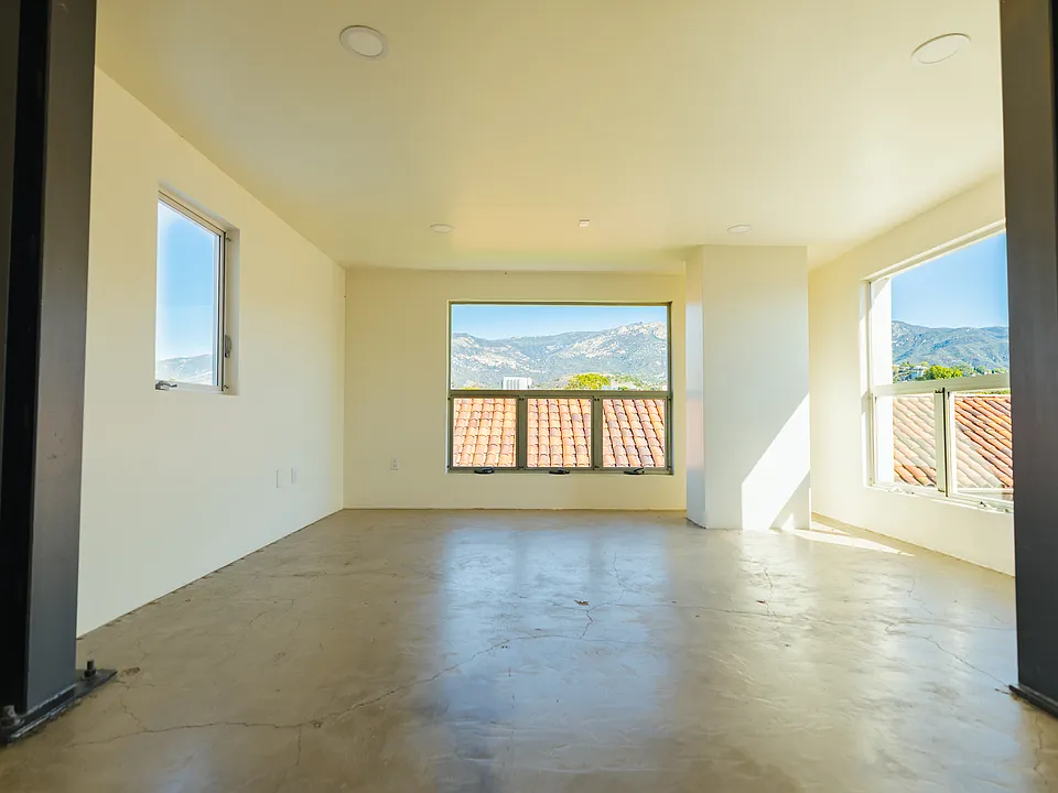 33 W Calle Laureles