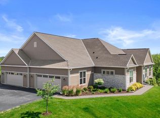 N28W25172 Parkway Ridge Cir UNIT B, Pewaukee, WI 53072