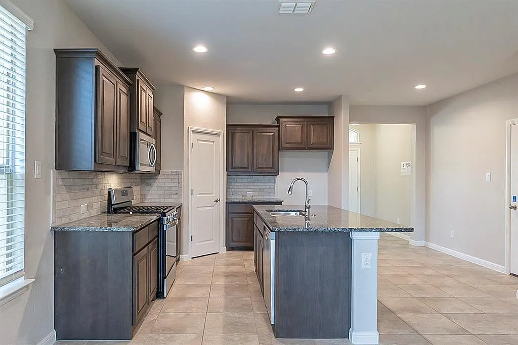 3 bed, 1804 sqft, $2,350 — Photo 3
