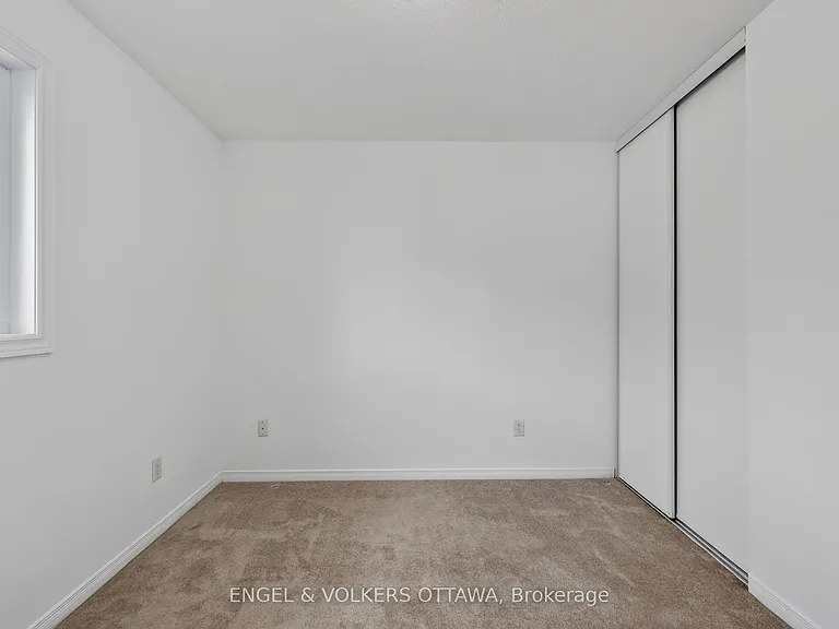 104 Manhattan Cres — Photo 16
