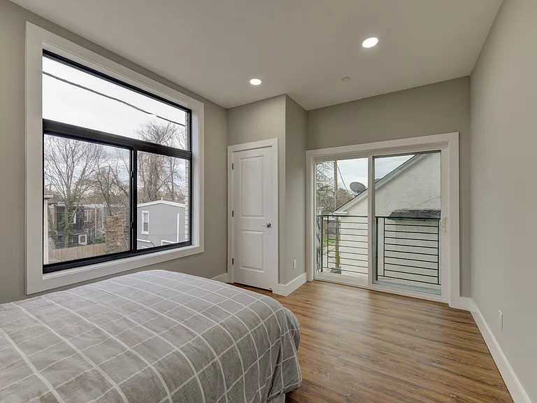 135 E Springer St — Photo 26