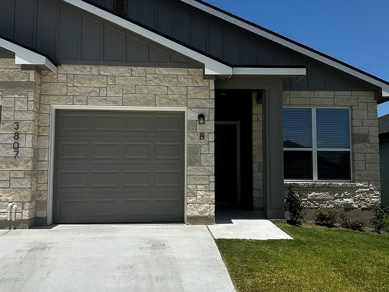 3807 Sugar Hackberry Trl #B — Photo 2