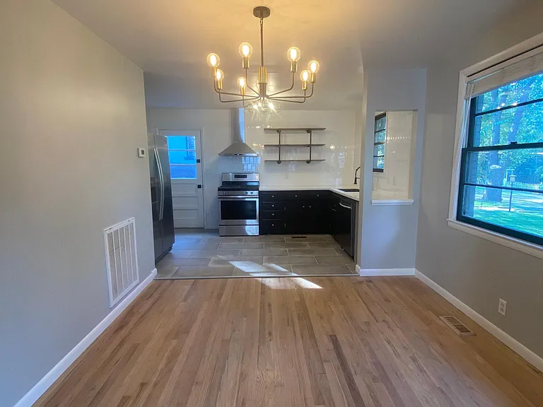 1406 Benjamin St — Photo 9