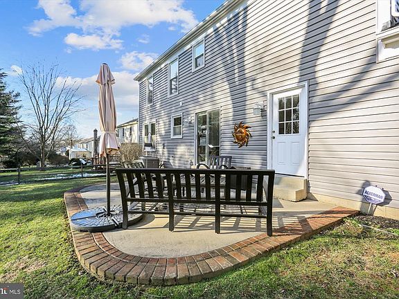 3rd image of 10 Beauvoir Ct