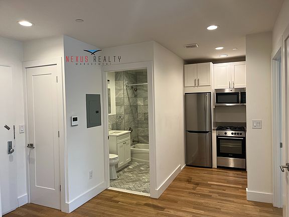 4th image of 4511 Broadway #2B