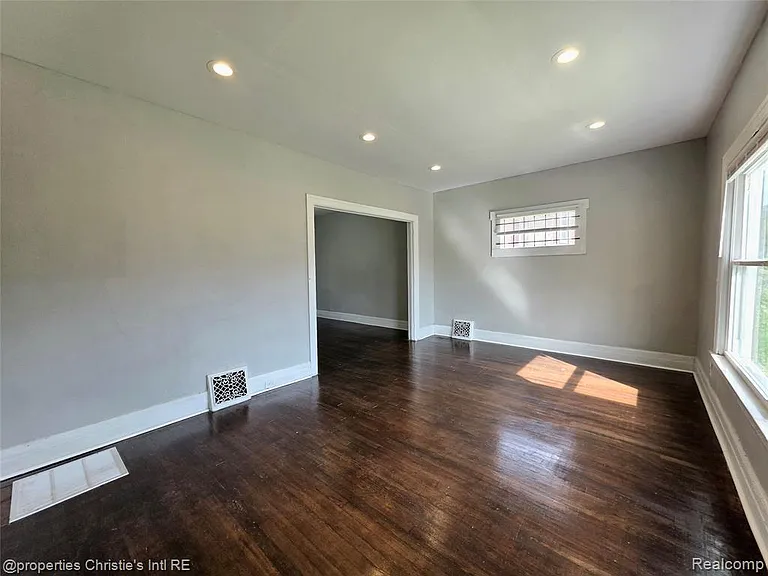 2927 Seyburn St — Photo 6
