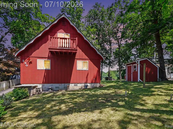 250 E Canyon Dr, Milford, MI 48380