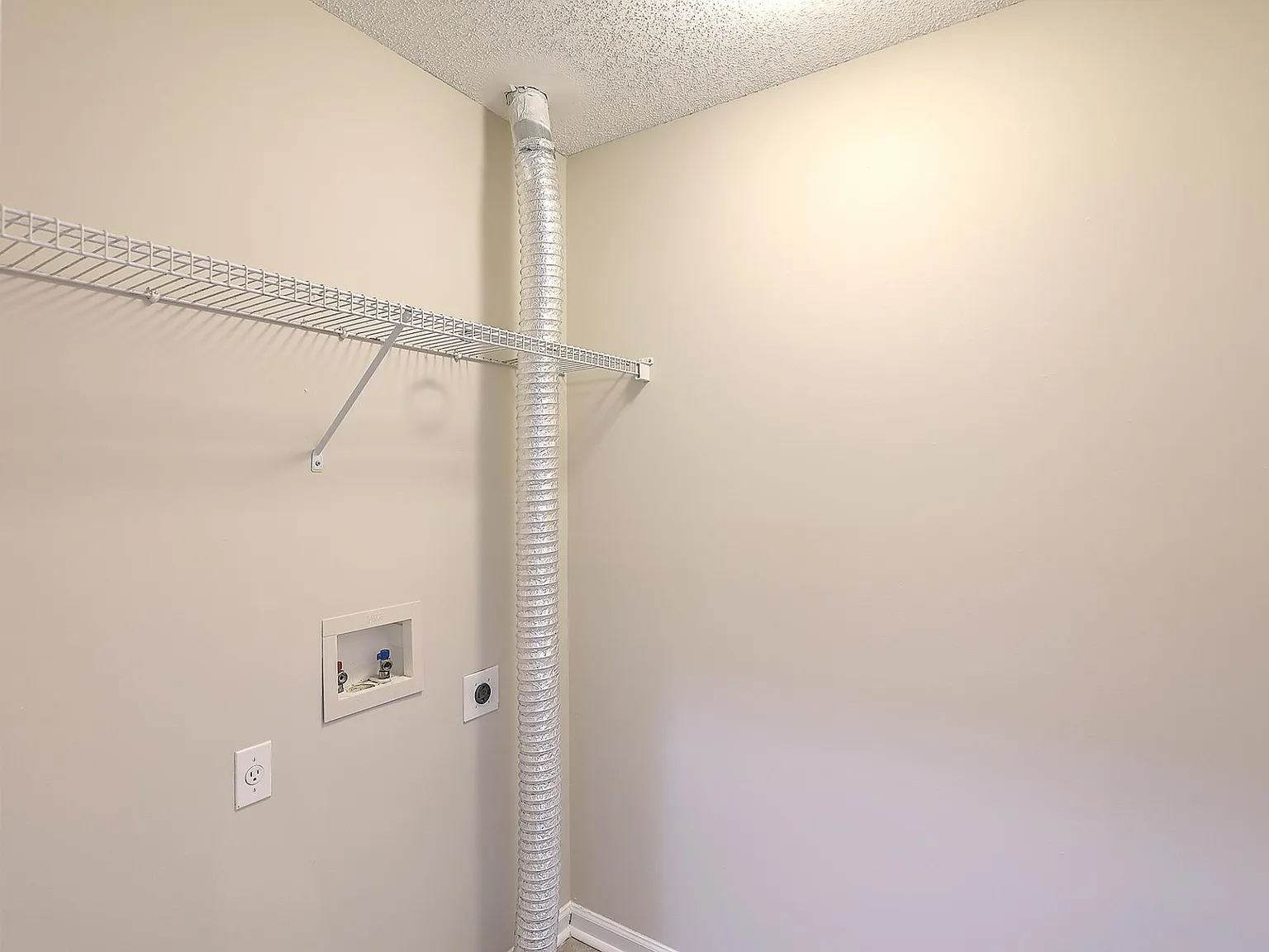 2 bed, 2.5 bath, 1280 sqft, $1,900 — Photo 4