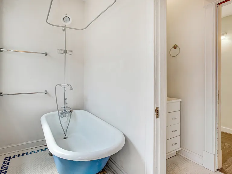 Bath with clawfoot tub