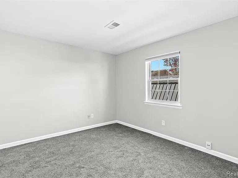 162 Princeton Dr — Photo 17