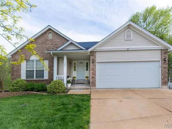 506 Winter Garden Dr, Fenton, MO 63026