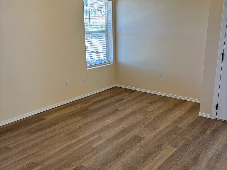 300 Geraldine Loop SE #A — Photo 10
