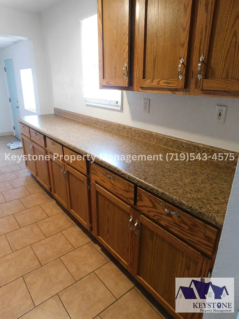 Corner Lot with Fenced Yard! Spacious 3 Bed/1 Bath Home $1,250 — Photo 2