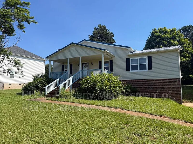 3 bed, 2.5 bath, 1885 sqft, $2,150 — Photo 3