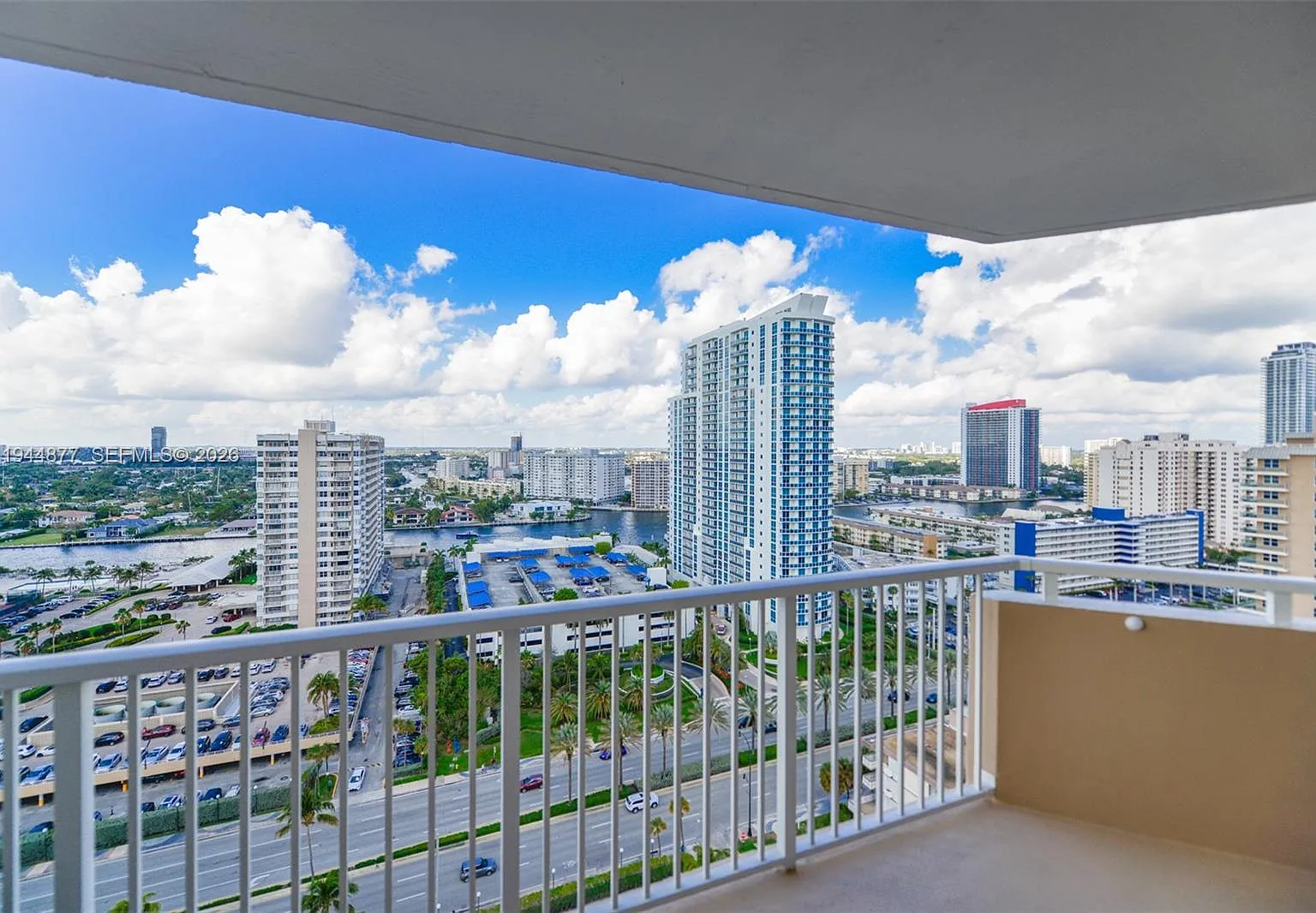 Hemispheres Condo — Photo 4
