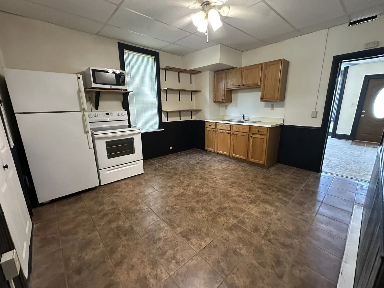 2 bed, 1.5 bath, 908 sqft, $1,300 — Photo 4