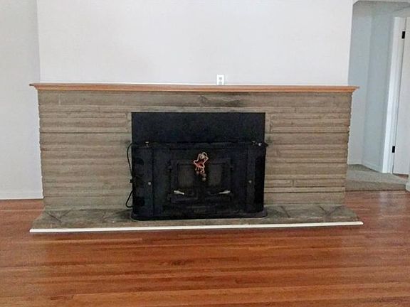 5th image of 903 Leonard Ave