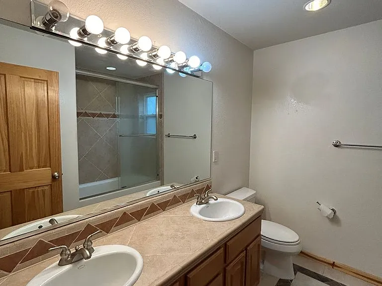 1513 Crystal Air Dr — Photo 16